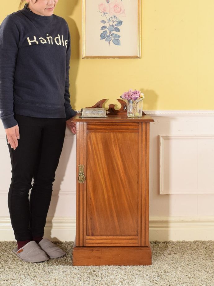 アンティークのサイドキャビネット