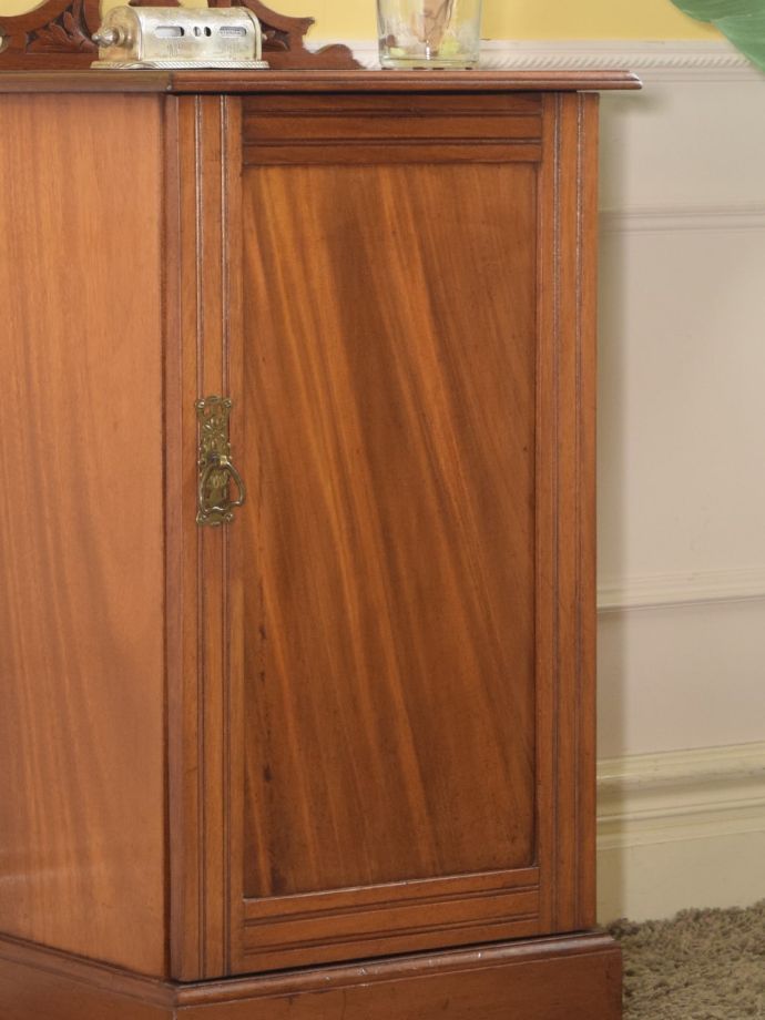 アンティーク家具らしい美しい杢目