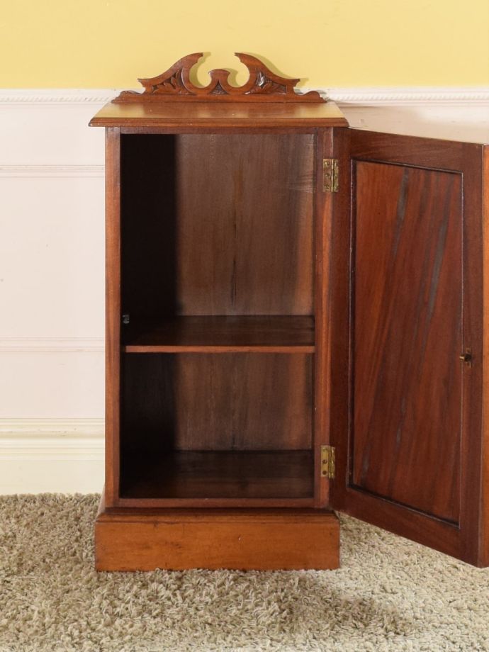 サイドキャビネットの扉の中