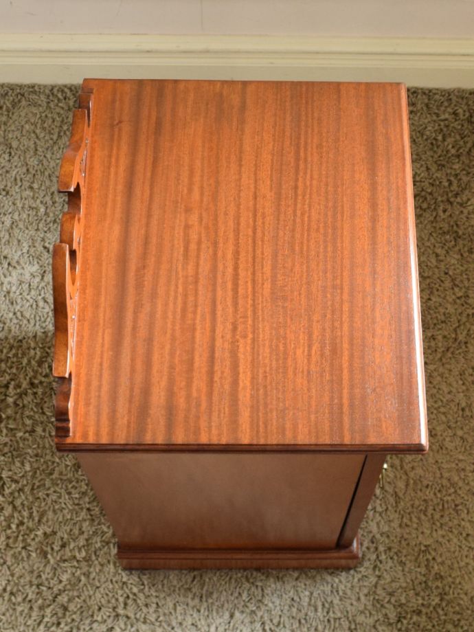 サイドキャビネットの天板