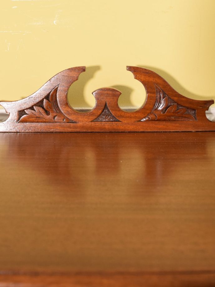 英国アンティーク家具らしい装飾