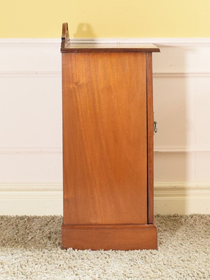 サイドキャビネットの側面