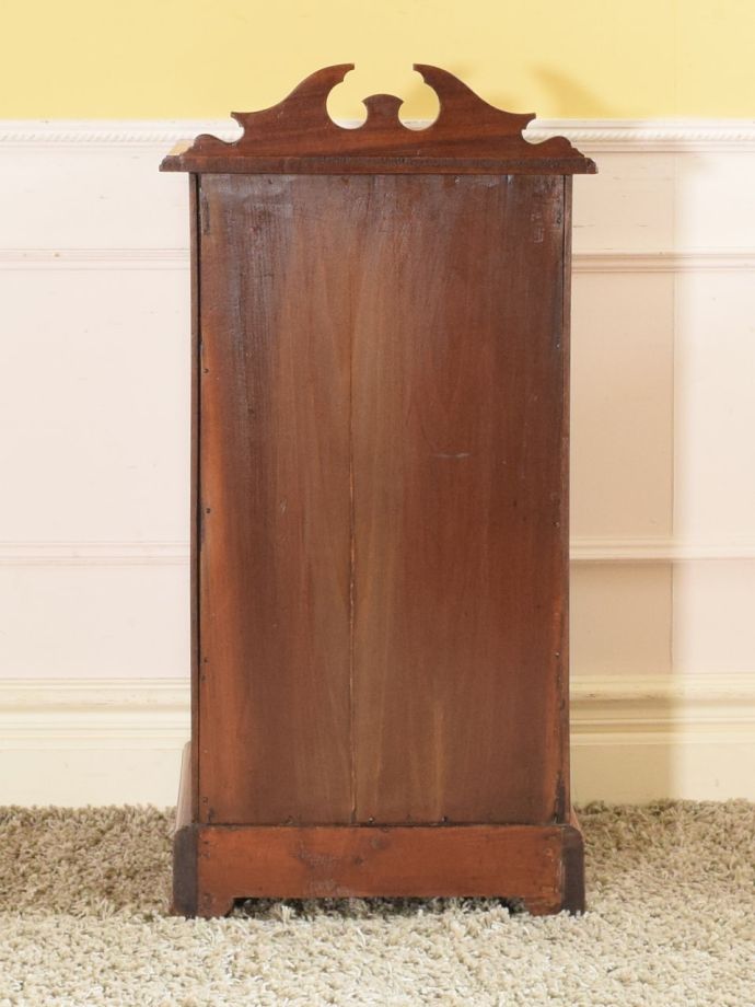 サイドキャビネットの後ろ姿