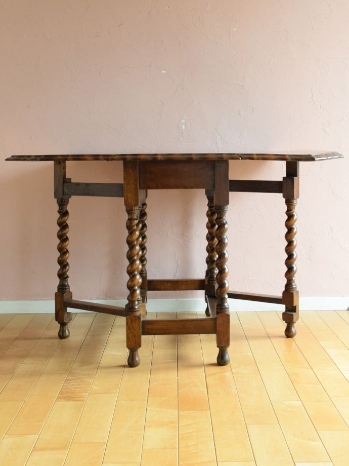 両足を広げた折り畳み式テーブル