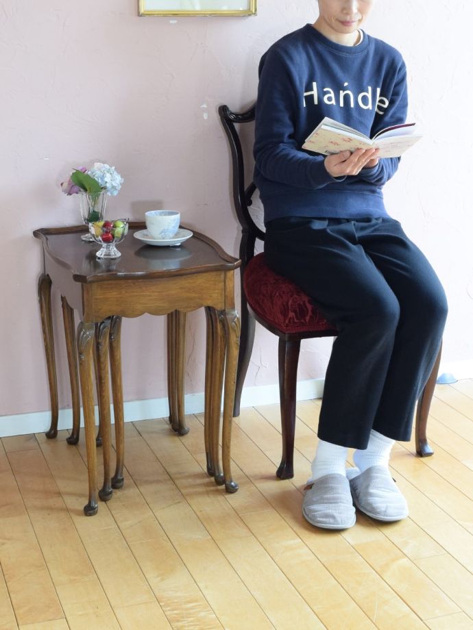 英国スタイルのアンティークテーブル