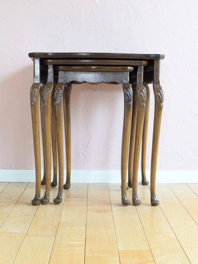 アンティークのネストテーブル