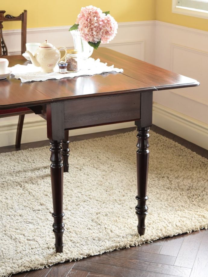 伸長式のおしゃれなアンティークテーブル