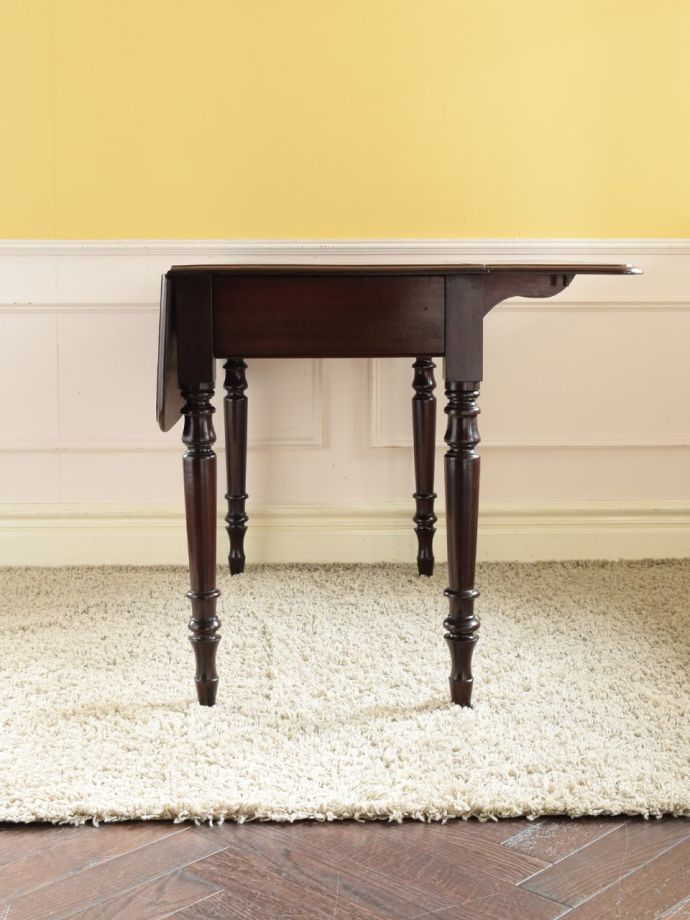 伸長式天板を片方開くと