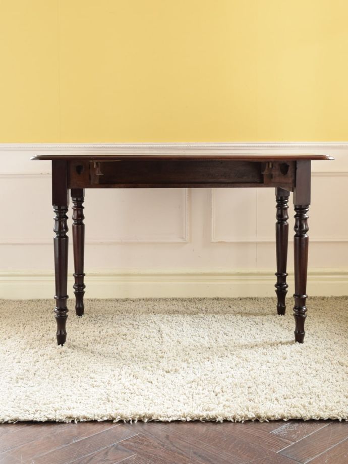 折り畳み式テーブルの側面