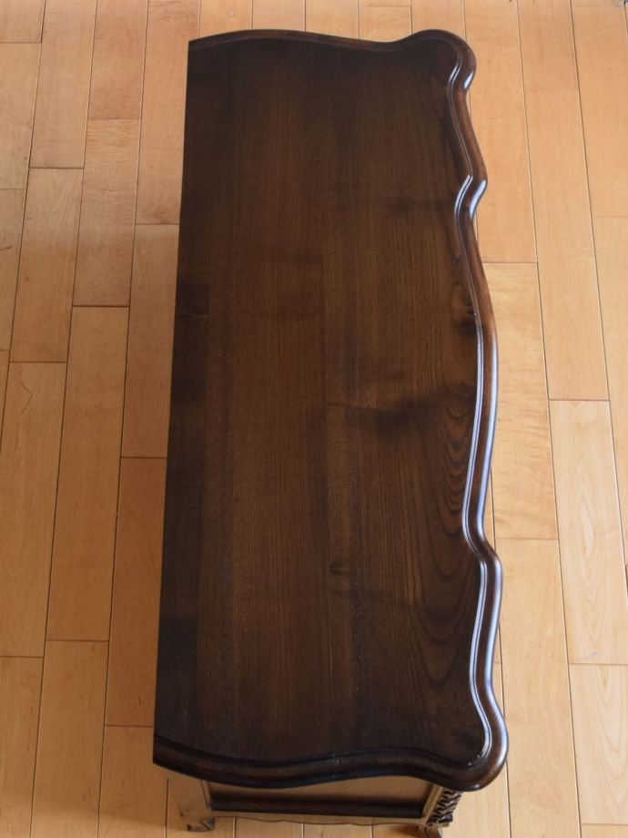 アンティークのブランケットボックスの天板