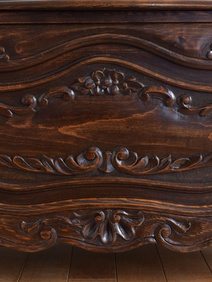 アンティーク家具らしい装飾