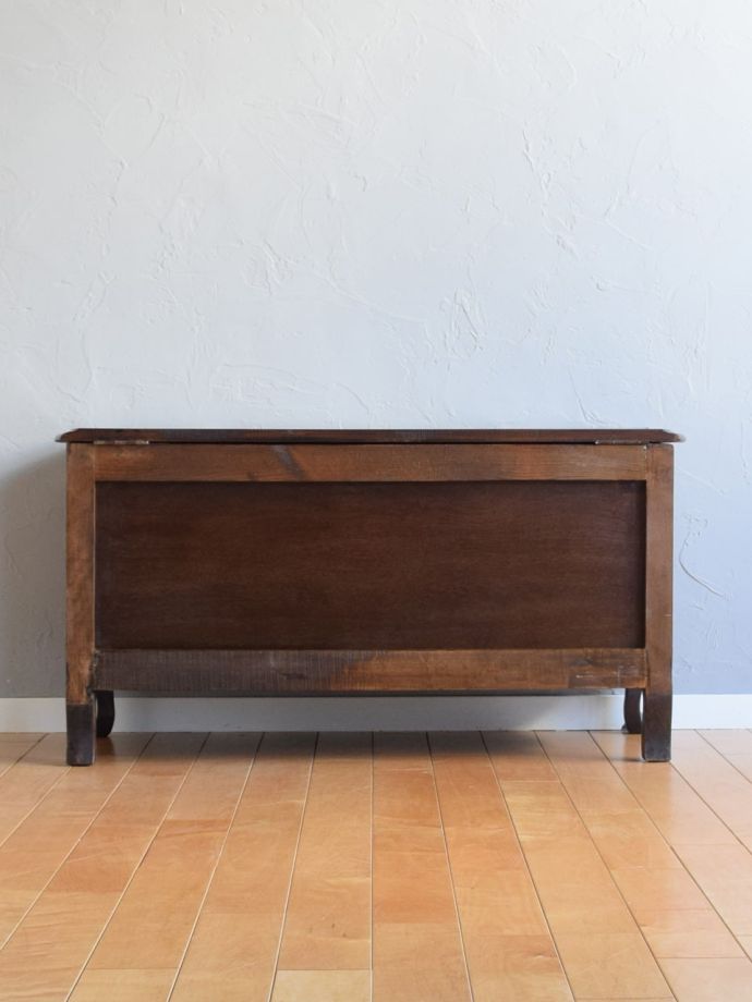 ブランケットボックスの後ろ姿