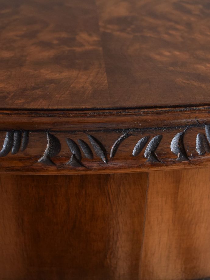 英国アンティーク家具らしい彫