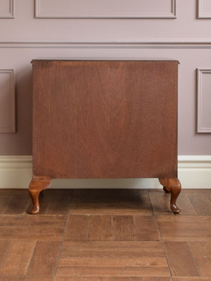 アンティークチェストの後ろ姿