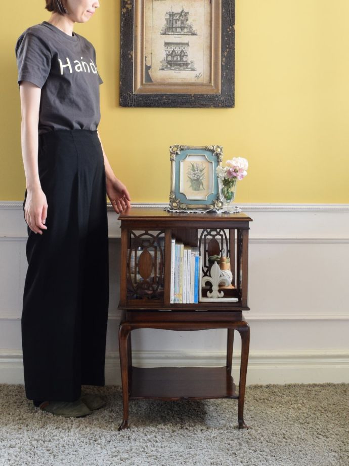 英国のアンティーク家具、リボルビングブックケース