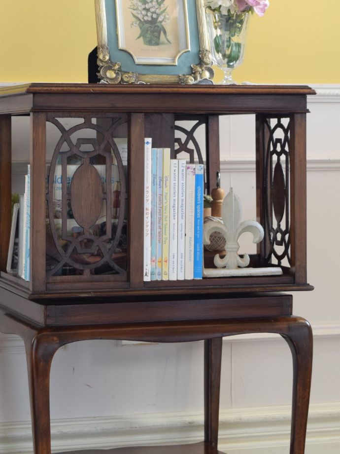 アンティーク家具らしい美しい細工