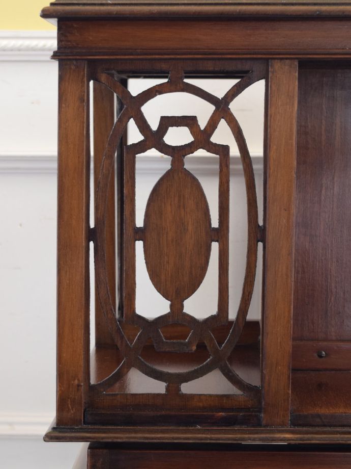 英国アンティーク家具らしい装飾