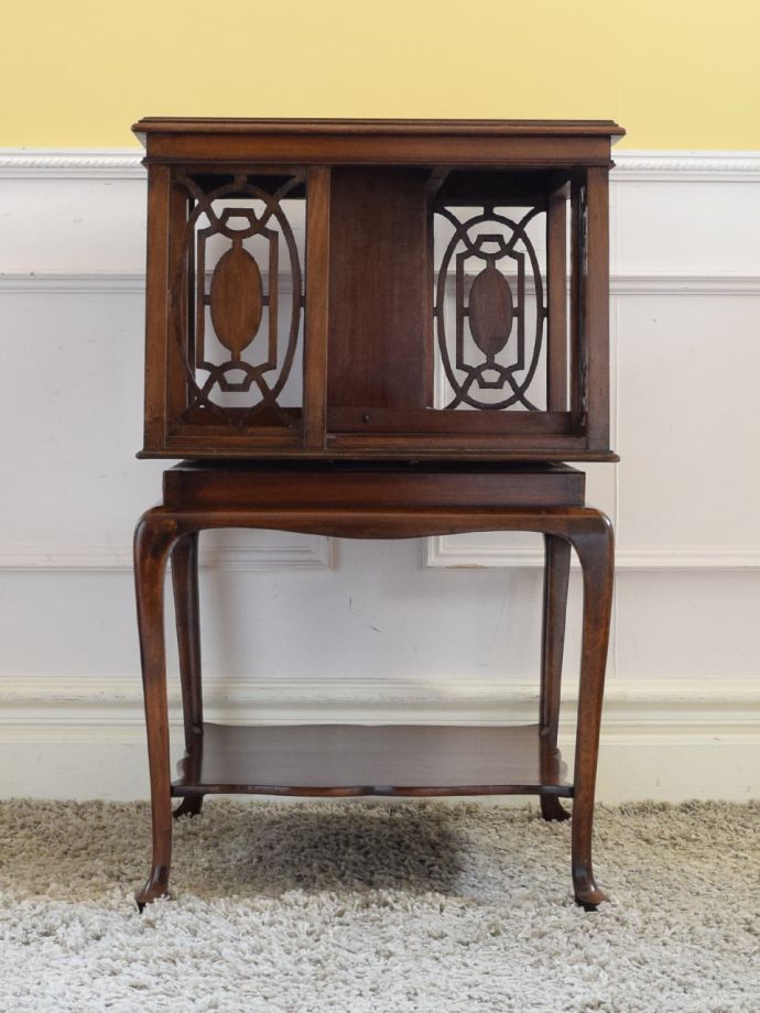 アンティーク本棚の後ろ姿