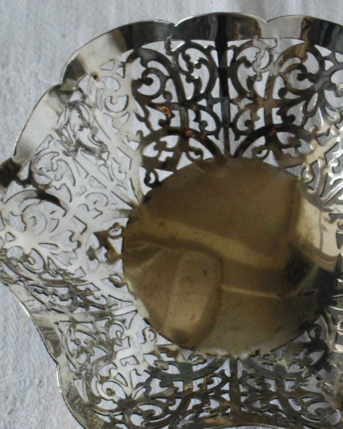 アンティーク シルバー製　アンティーク雑貨　英国輸入のアンティーク銀雑貨、美しいシルバープレートのトレイ（小物入れ）。テーブルがパッと華やかに貴重だったシルバーで作られたテーブルウェア。(k-3218-z)