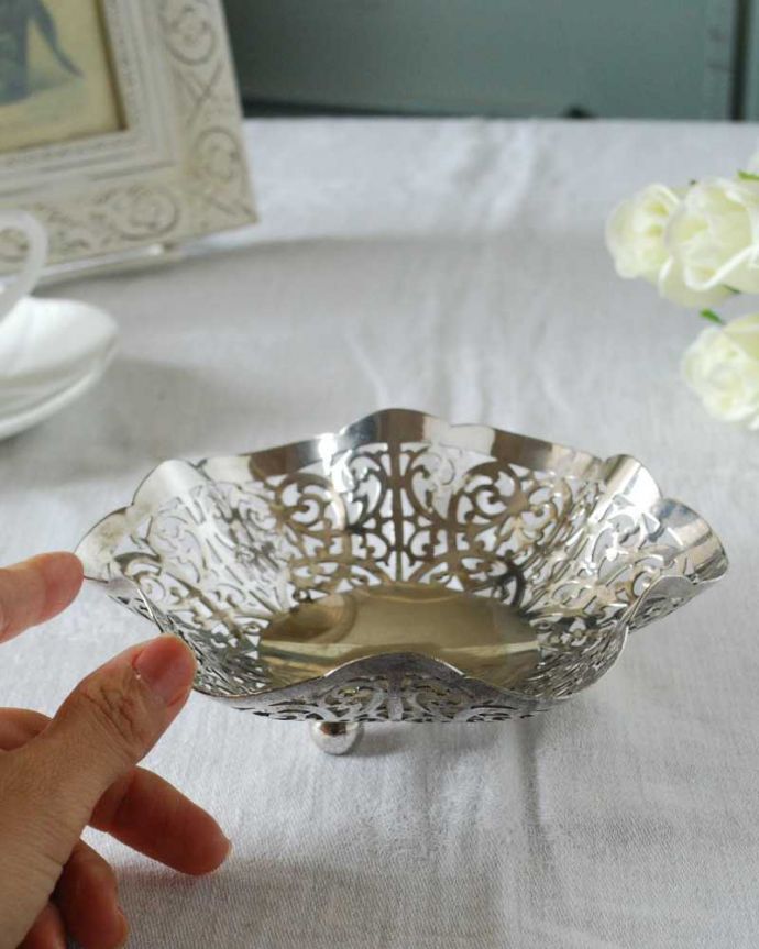 アンティーク シルバー製　アンティーク雑貨　英国輸入のアンティーク銀雑貨、美しいシルバープレートのトレイ（小物入れ）。小さなサイズが可愛い何個でも集めたくなっちゃう手のひらサイズ。(k-3218-z)