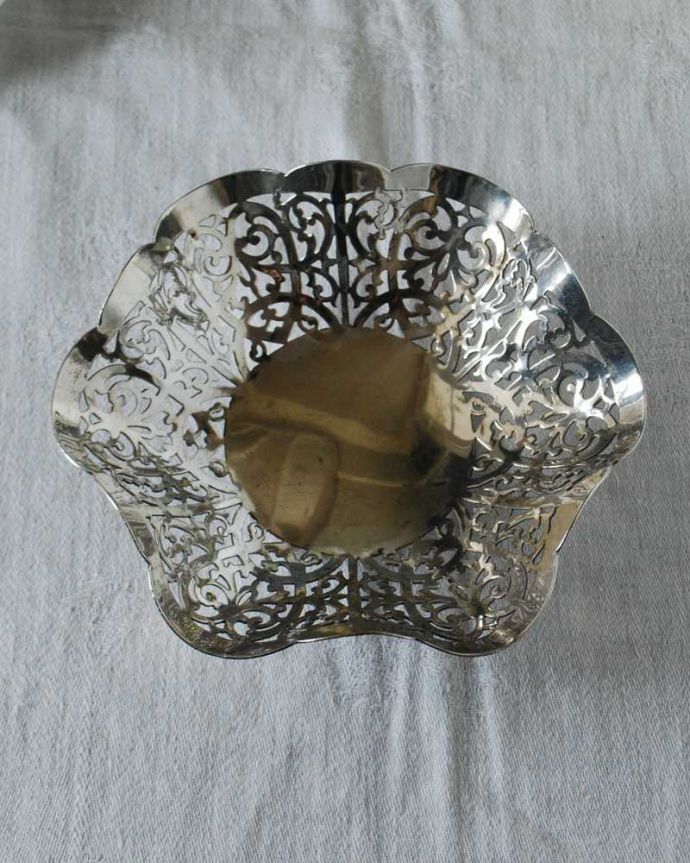 アンティーク シルバー製　アンティーク雑貨　英国輸入のアンティーク銀雑貨、美しいシルバープレートのトレイ（小物入れ）。上から見るとこんな感じですアンティークなので多少のキズ・汚れがある場合がありますが、使用上問題はありませんので、ご了承下さい。(k-3218-z)