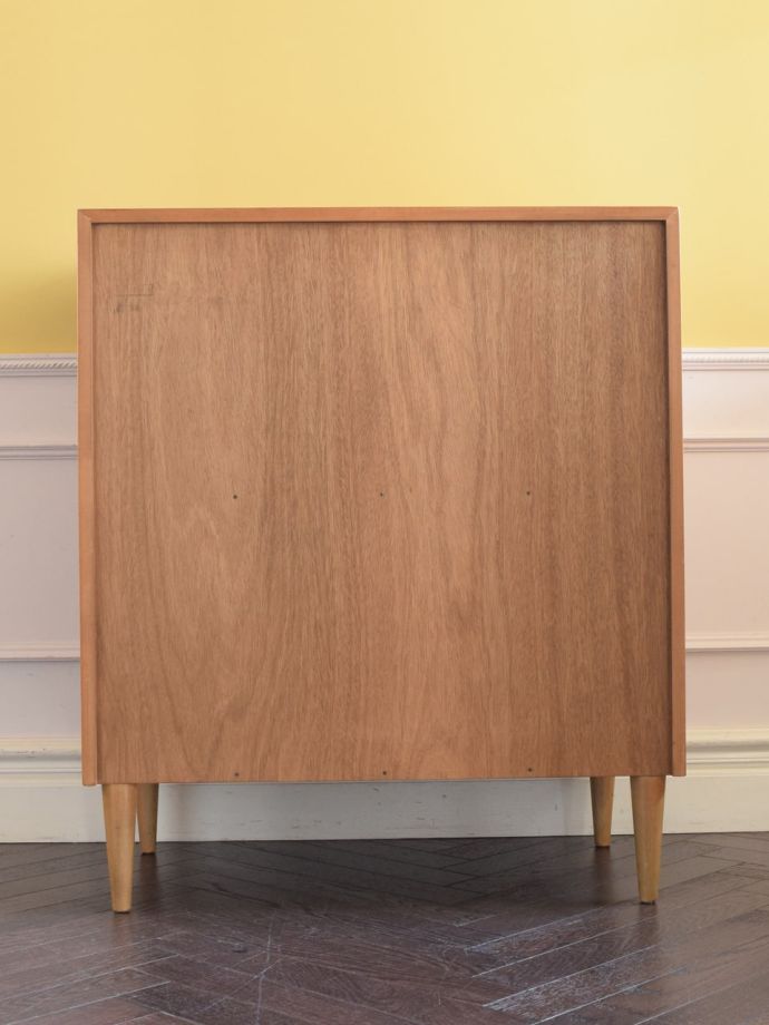 ヴィンテージチェストの後ろ姿