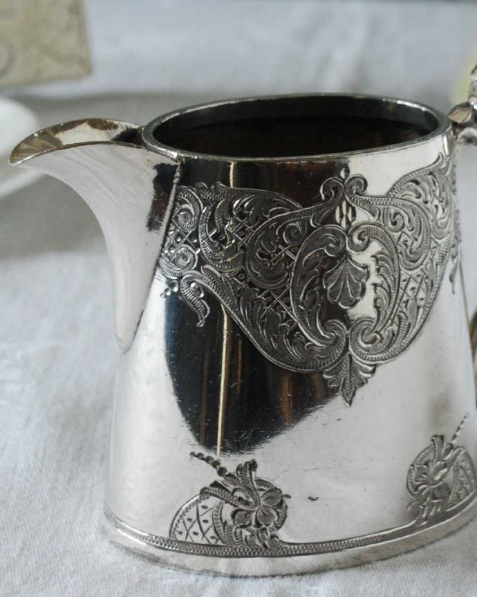 アンティーク シルバー製　アンティーク雑貨　優雅な装飾が付いたアンティークシルバープレートのミルクポット（ミルクピッチャー）。お茶の時間に欠かせないミルクピッチャーミルクティーが大好きな英国人が作ったシルバーのミルクピッチャーは、たっぷりミルクが注げるようにサイズが大きめです。(k-3220-z)