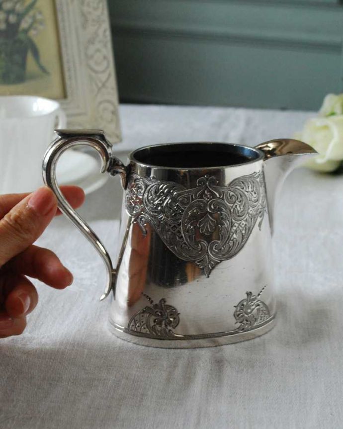 アンティーク シルバー製　アンティーク雑貨　優雅な装飾が付いたアンティークシルバープレートのミルクポット（ミルクピッチャー）。持ち手もしっかり付いています昔と同じようにミルクを入れて使うのはもちろん使い方は自由自在。(k-3220-z)