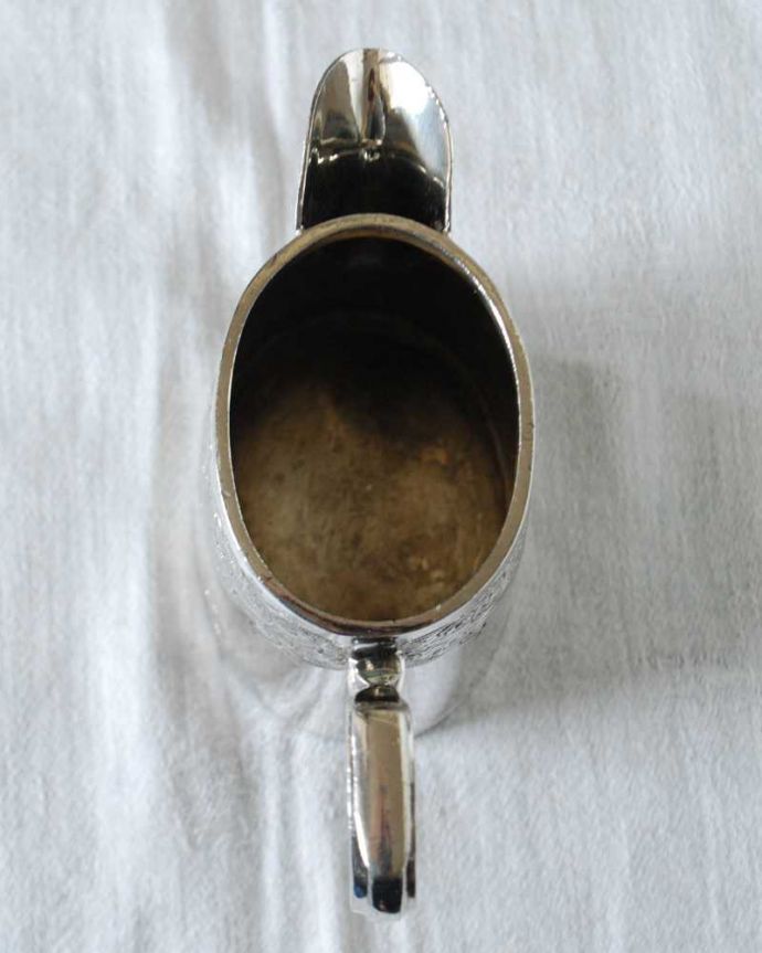 アンティーク シルバー製　アンティーク雑貨　優雅な装飾が付いたアンティークシルバープレートのミルクポット（ミルクピッチャー）。上から見るとこんな感じです。(k-3220-z)