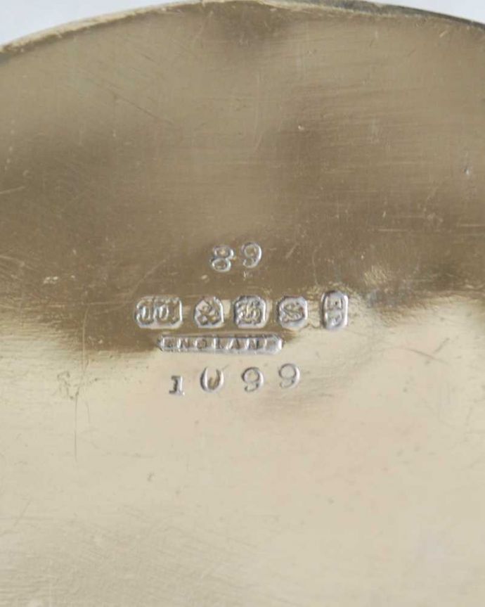 アンティーク シルバー製　アンティーク雑貨　優雅な装飾が付いたアンティークシルバープレートのミルクポット（ミルクピッチャー）。裏側には品質の証刻印が入っています。(k-3220-z)