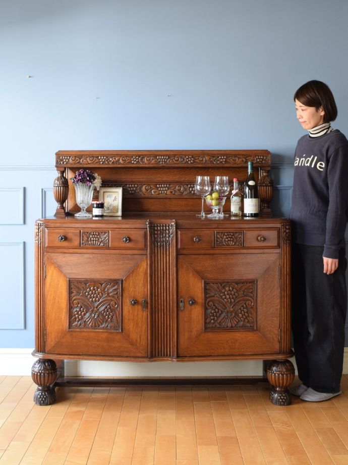 英国アンティークのサイドボード