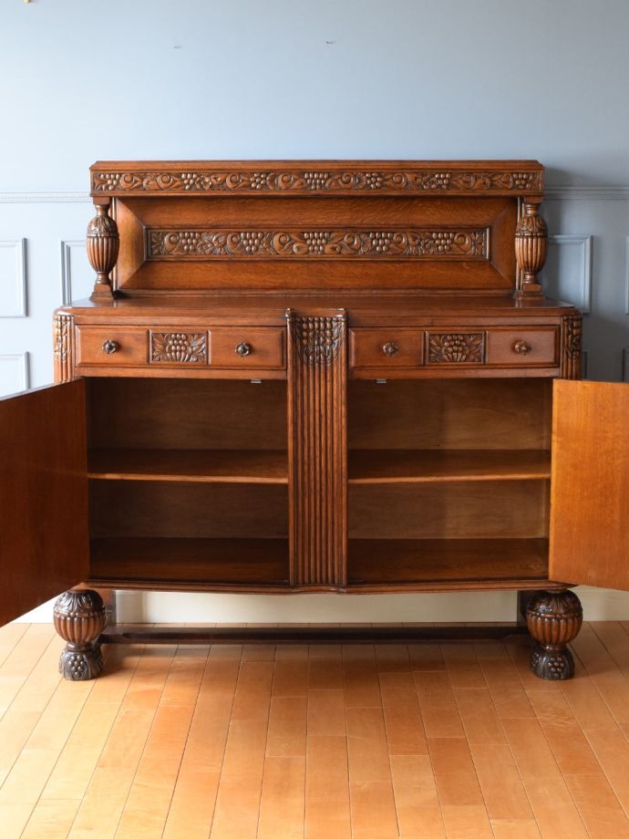 アンティークキャビネットの扉の中