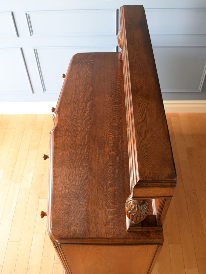 アンティークのサイドボードの天板