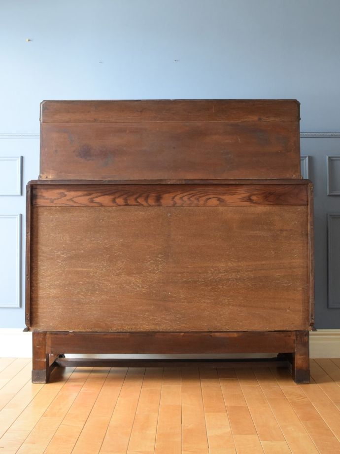 キャビネットの後ろ姿