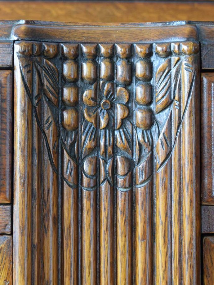 アンティークサイドボードの装飾