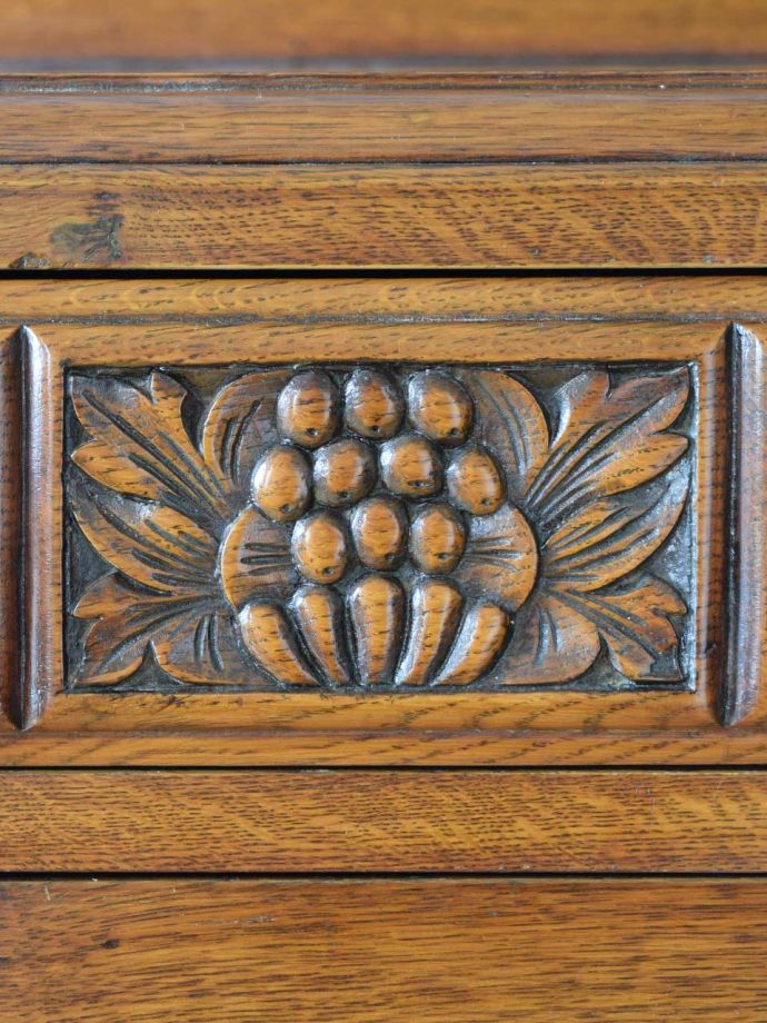 英国アンティーク家具らしい装飾