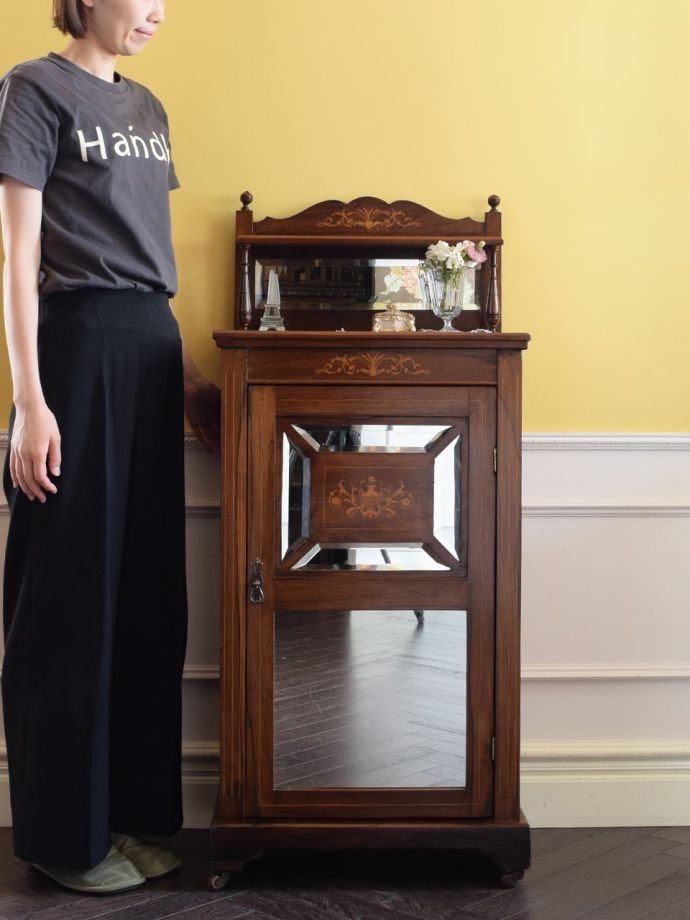 アンティークのサイドキャビネット