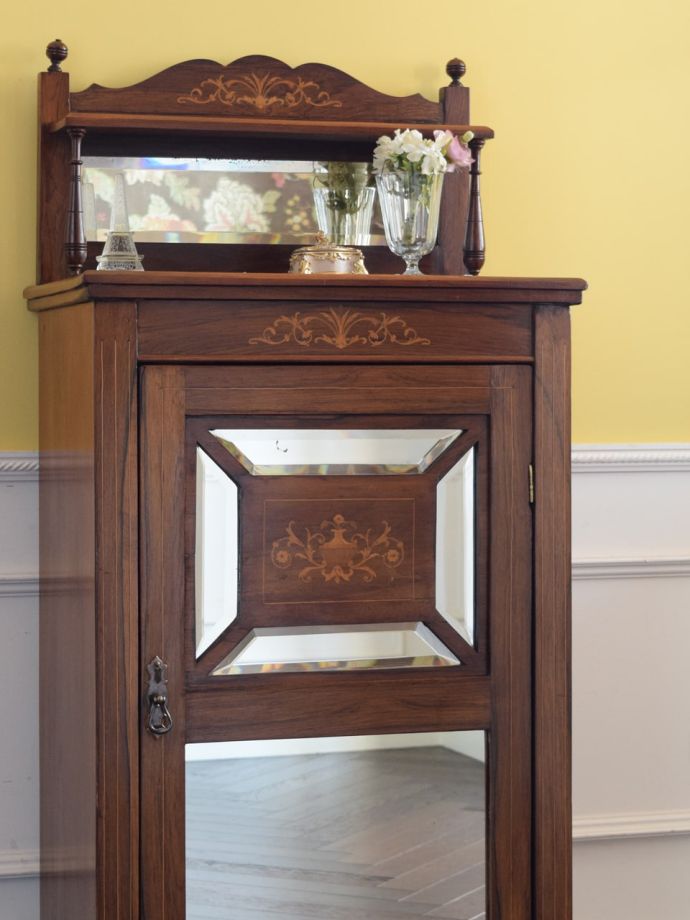 アンティーク家具らしい美しい杢目