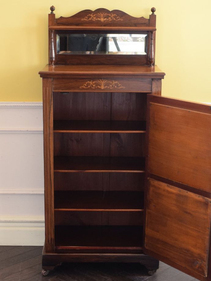 サイドキャビネットの扉の中