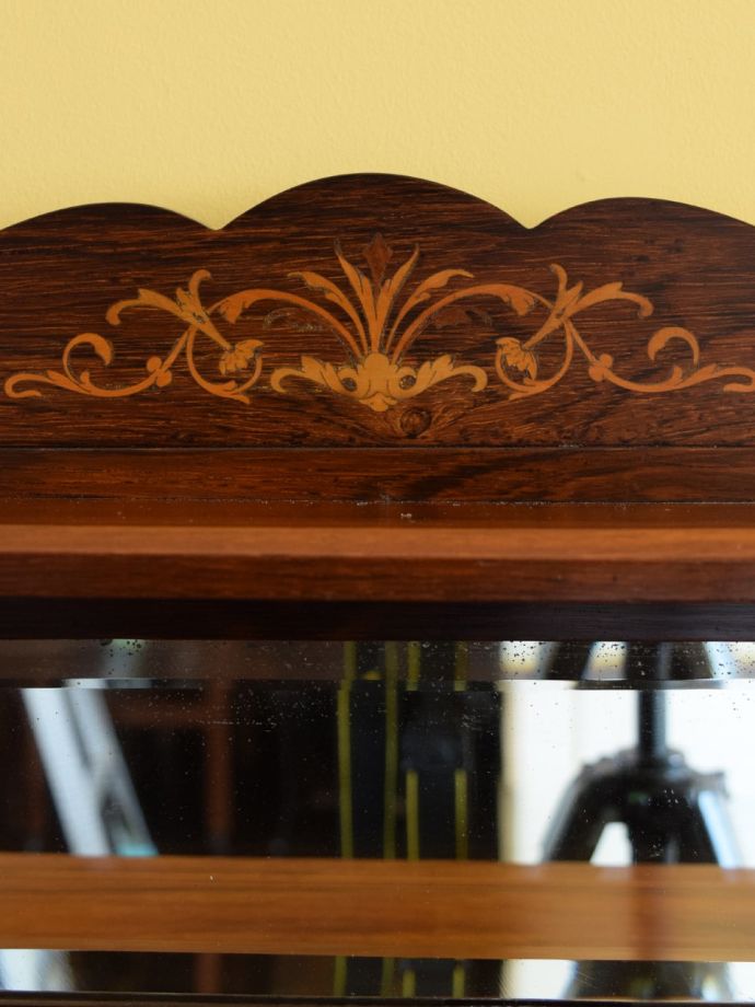 英国アンティーク家具らしい装飾