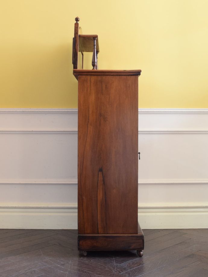 サイドキャビネットの側面