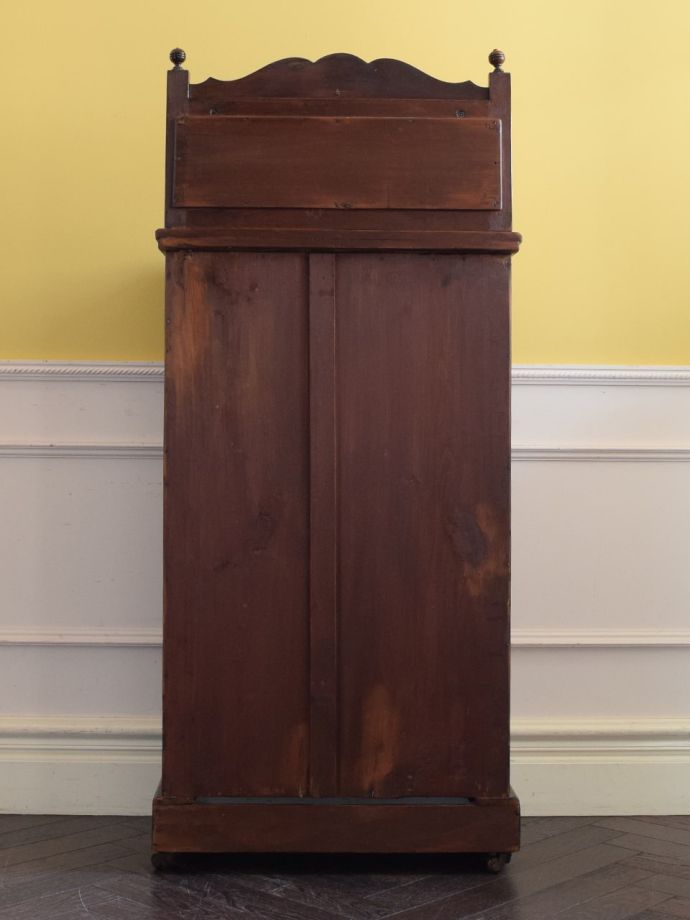 サイドキャビネットの後ろ姿