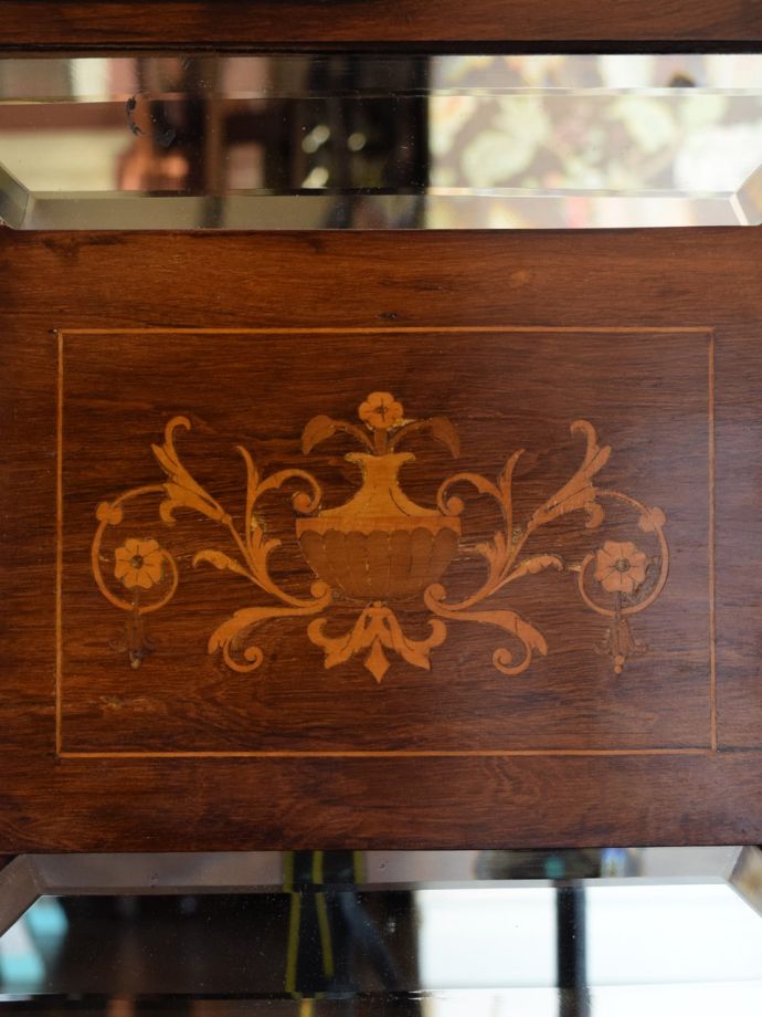 アンティーク家具の装飾