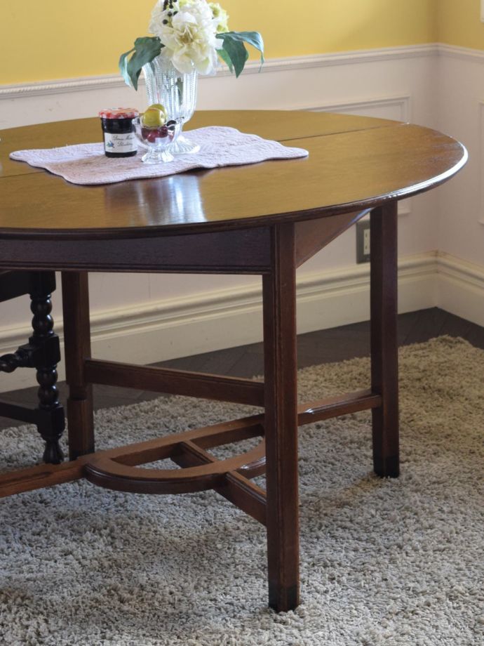 伸長式のおしゃれなアンティークテーブル