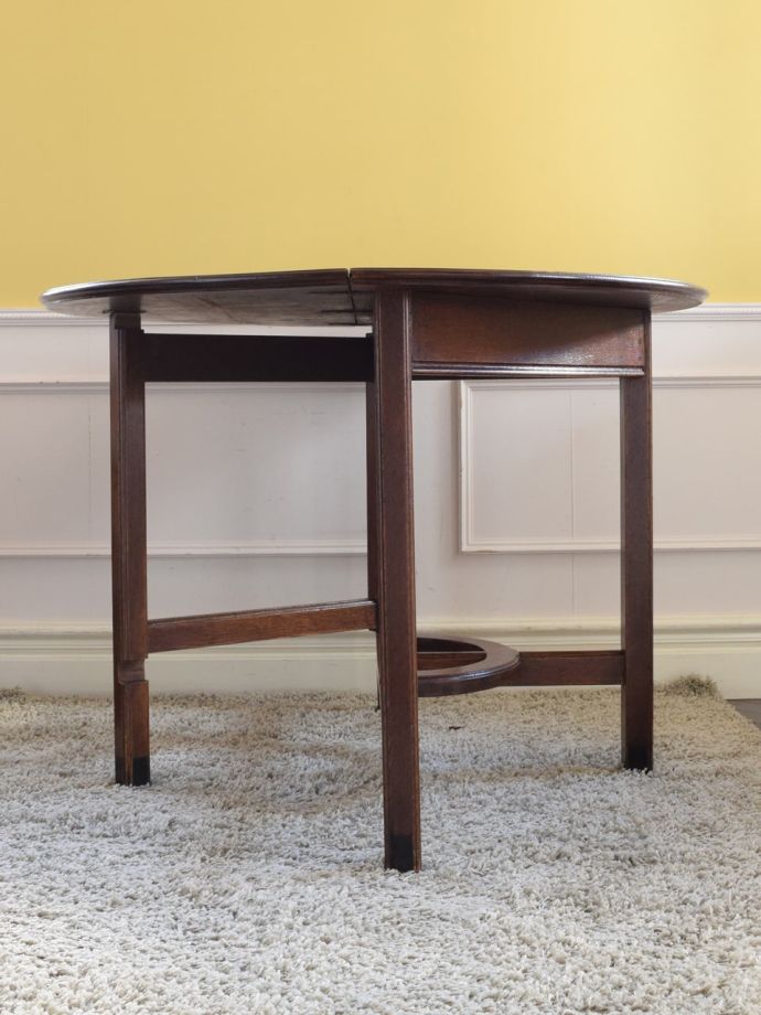 両足を広げた折り畳み式テーブル