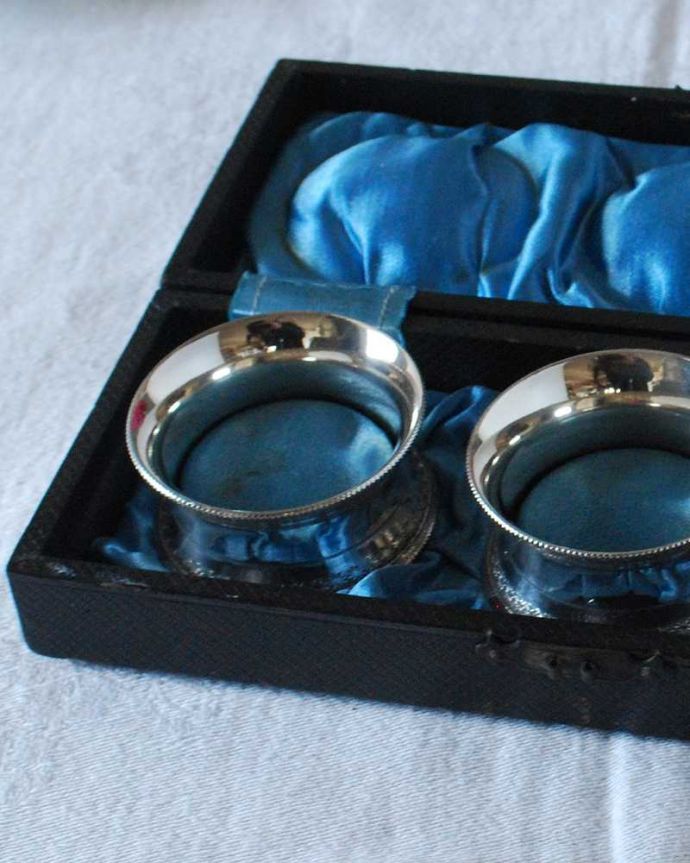 アンティーク シルバー製 アンティーク雑貨 英国輸入の銀アイテム、アンティークシルバーのナプキンリングセット。大切に受け継がれるシルバープレートのカトラリー現代ではほとんどがステンレス製になってしまったカトラリーもシルバープレートだとぬくもりがまるで違います。(k-3223-z)