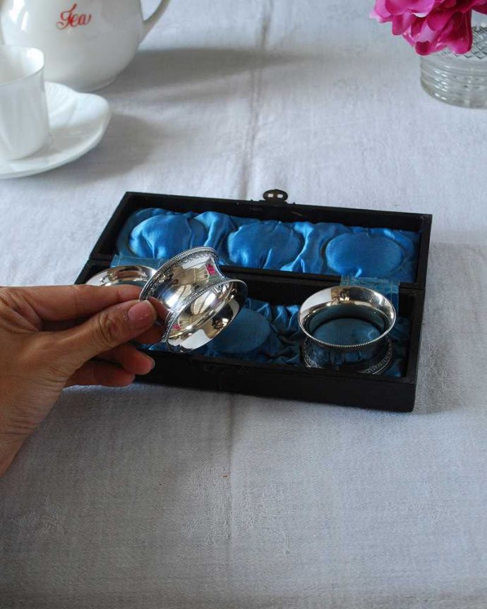 アンティーク シルバー製 アンティーク雑貨 英国輸入の銀アイテム、アンティークシルバーのナプキンリングセット。使って楽しんで下さいアンティークシルバーの上品な輝きを楽しんで下さい。(k-3223-z)