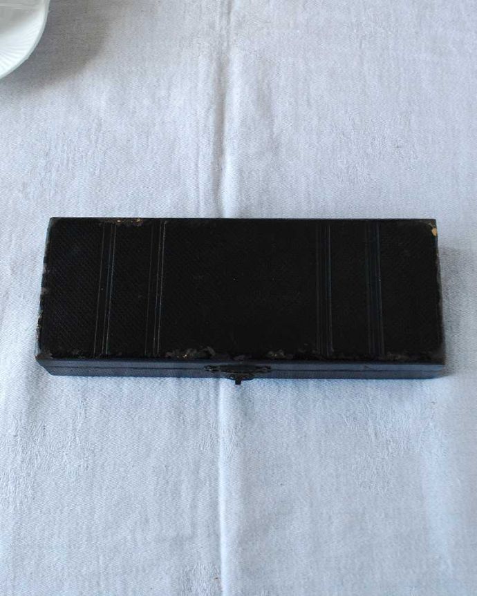 アンティーク シルバー製 アンティーク雑貨 英国輸入の銀アイテム、アンティークシルバーのナプキンリングセット。ケースを閉じたらこんな感じケースもセットでお届けします。(k-3223-z)