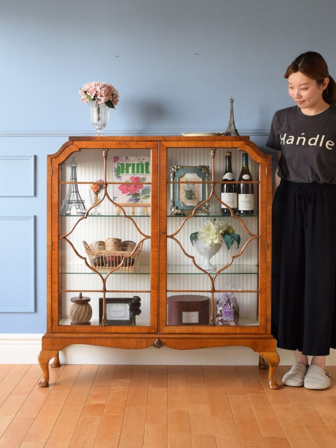 英国アンティークのガラスキャビネット