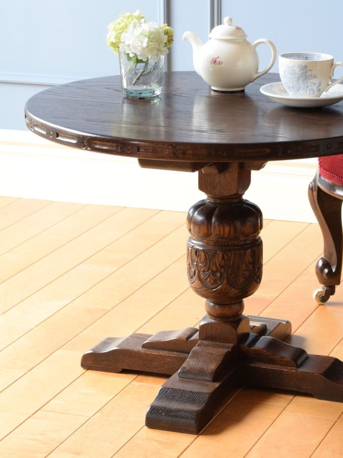 英国のアンティーク家具らしいデザイン